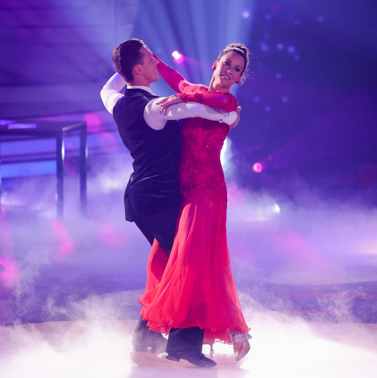 Caroline Bosbach, Politikerin, und Valentin Lusin, Profitänzer, tanzen in der RTL-Tanzshow «Let's Dance». - Foto: Rolf Vennenbernd/dpa