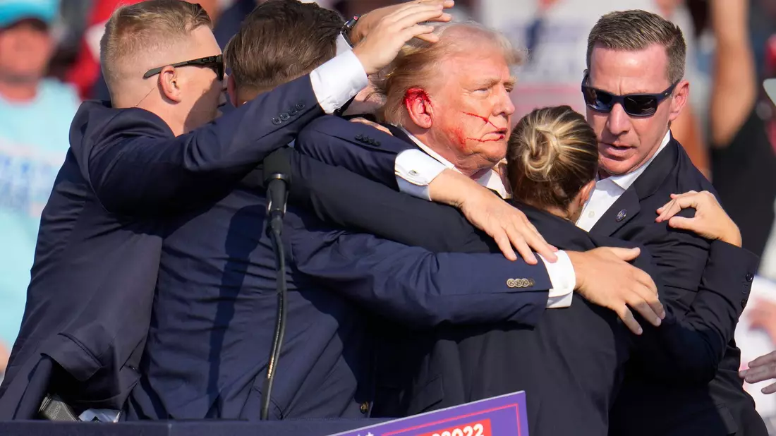 Trumps früherer Leibarzt: «Es gibt absolut keine Beweise dafür, dass es sich um etwas anderes als eine Kugel handelte.»  - Bild: Gene J. Puskar/AP/dpa