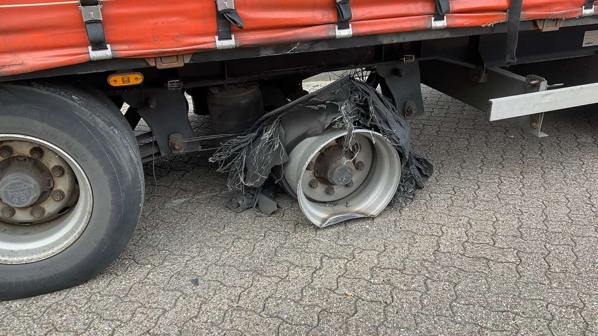FW Alpen: Gemeldeter Lkw-Brand auf der Autobahn 57 in Alpen - Foto: presseportal.de