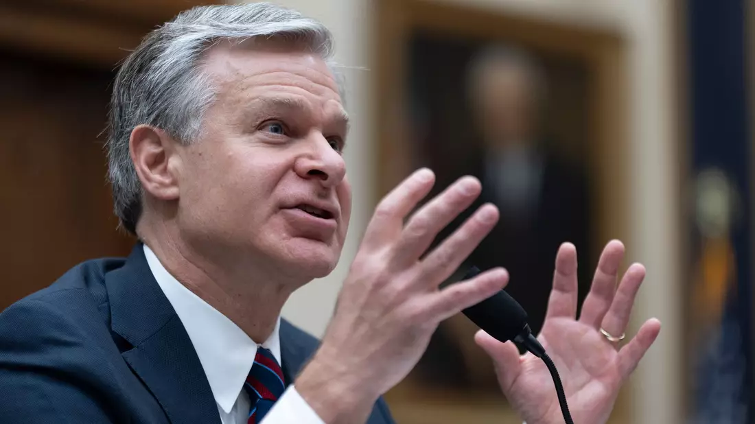 FBI-Chef Wray wollte sich zunächst nicht darauf festlegen, ob Trump von einer Kugel oder einem Splitter am Ohr verletzt wurde. (Archivbild) - Bild: Manuel Balce Ceneta/AP/dpa
