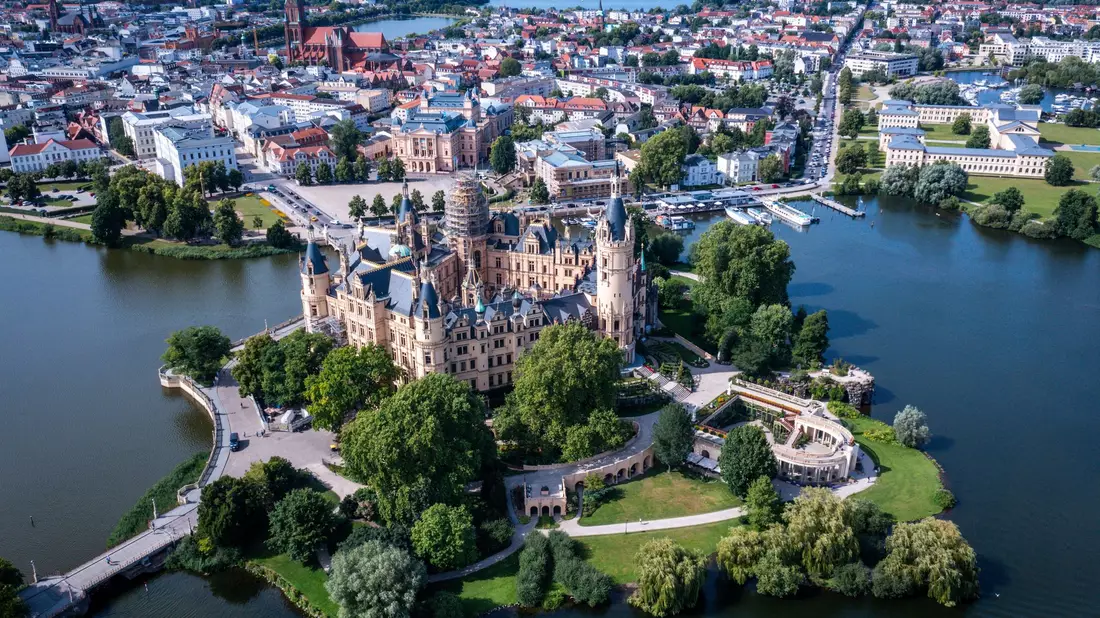 Das Schloss auf einer Insel im Schweriner See. - Bild: Jens Büttner/dpa