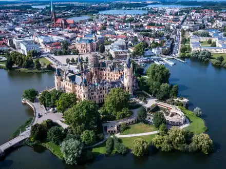 Das Schloss auf einer Insel im Schweriner See. - Foto: Jens Büttner/dpa