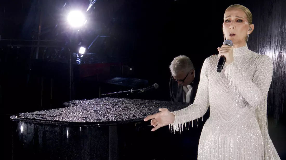 Nach krankheitsbedingter Pause tritt Celine Dion erstmals wieder auf - und das von Hunderten Millionen Zuschauern weltweit. - Bild: Uncredited/Olympic Broadcasting Services/AP