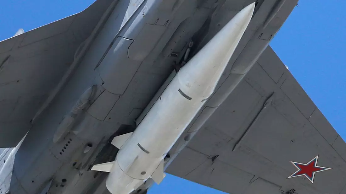Kann ohne westliche Bauteile nicht fliegen: Russische Hyperschallrakete Kinschal - Bild: Pavel Golovkin/AP/dpa