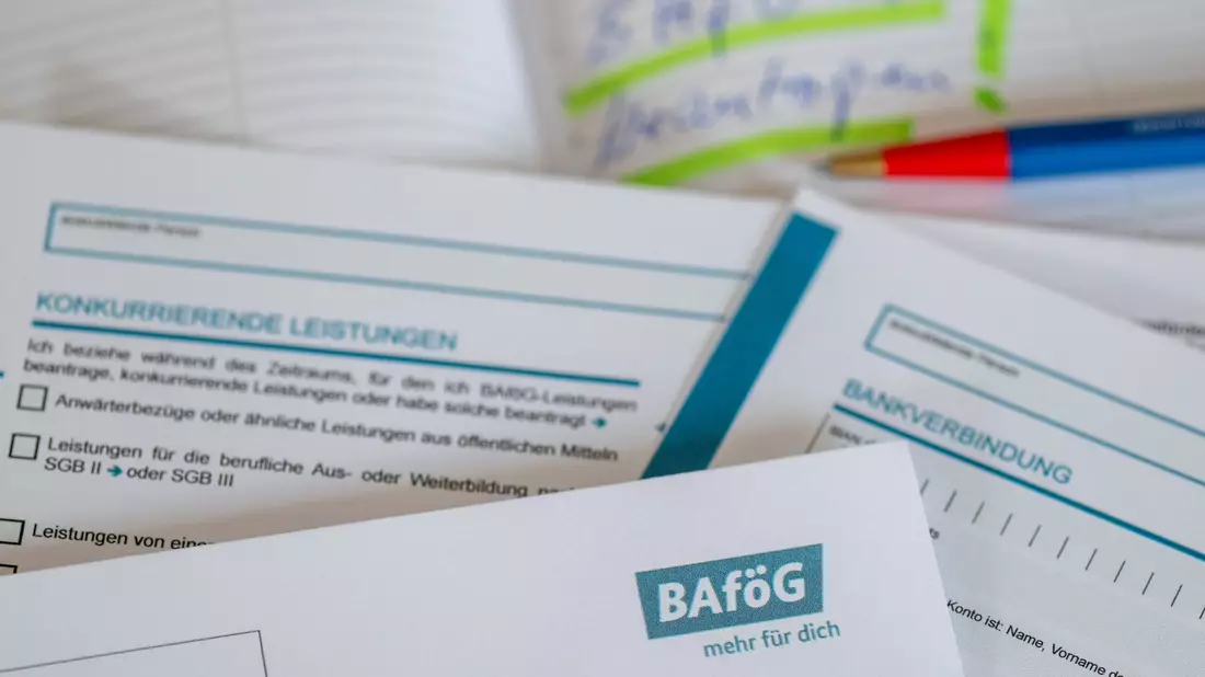 Ab dem 1. August gibt es für Schülerinnen und Schüler mehr Bafög. (Symbolbild) - Bild: Hendrik Schmidt/dpa