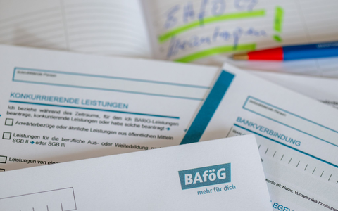 Ab dem 1. August gibt es für Schülerinnen und Schüler mehr Bafög. (Symbolbild) - Foto: Hendrik Schmidt/dpa