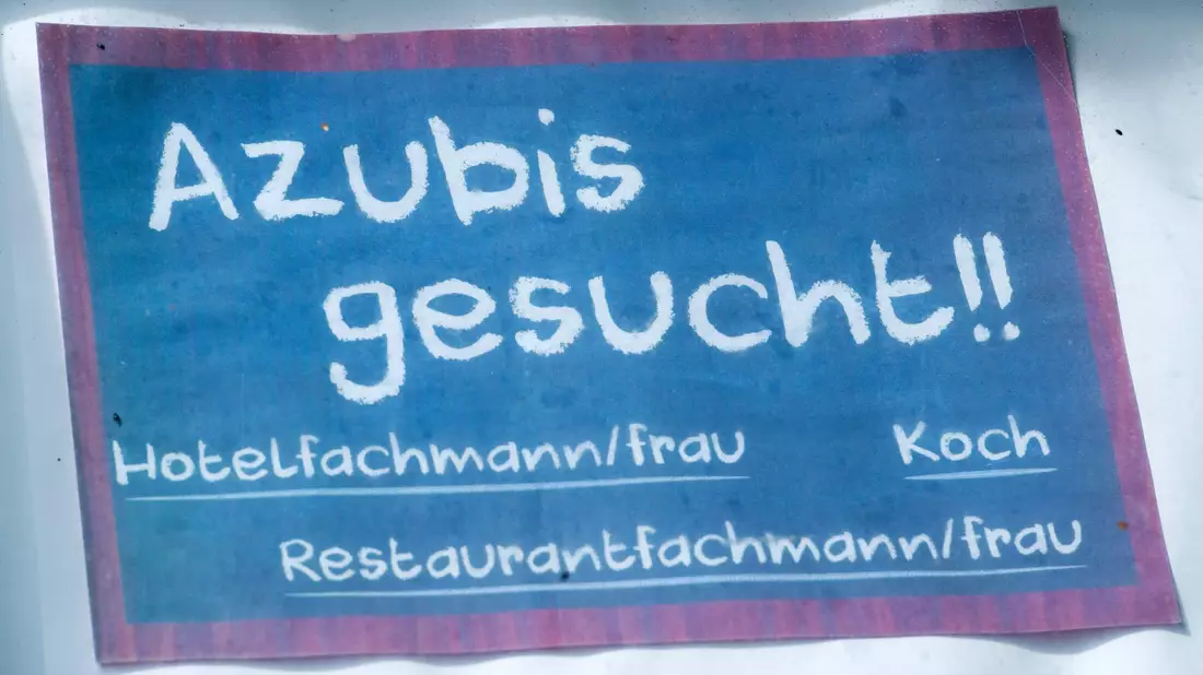 Ab dem 1. August gilt die sogenannte Ausbildungsgarantie für junge Menschen. (Symbolbild) - Bild: Stefan Sauer/dpa-Zentralbild/dpa