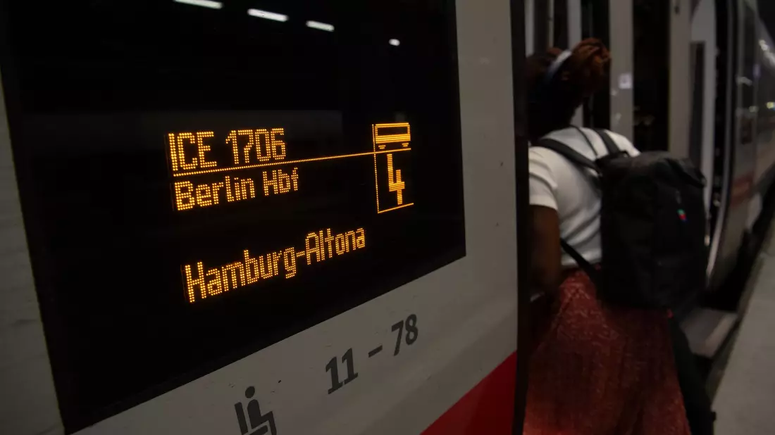Vom 16. August bis zum 14. Dezember dauert die ICE-Fahrt zwischen Hamburg und Berlin 45 Minuten länger. (Archivbild) - Bild: Paul Zinken/dpa