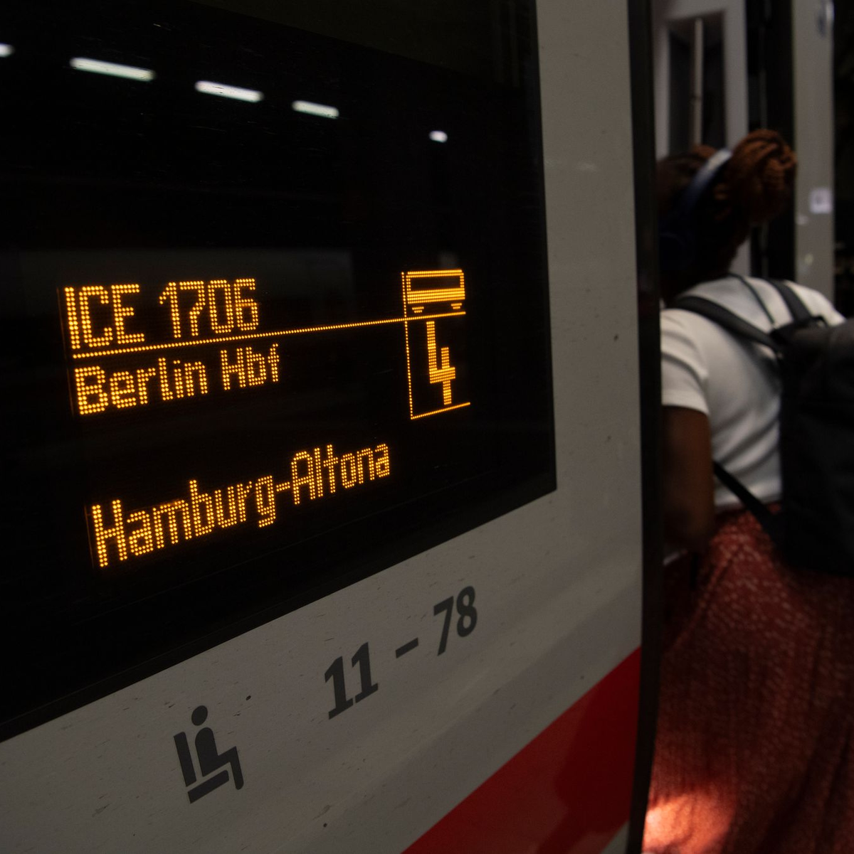 Vom 16. August bis zum 14. Dezember dauert die ICE-Fahrt zwischen Hamburg und Berlin 45 Minuten länger. (Archivbild) - Foto: Paul Zinken/dpa