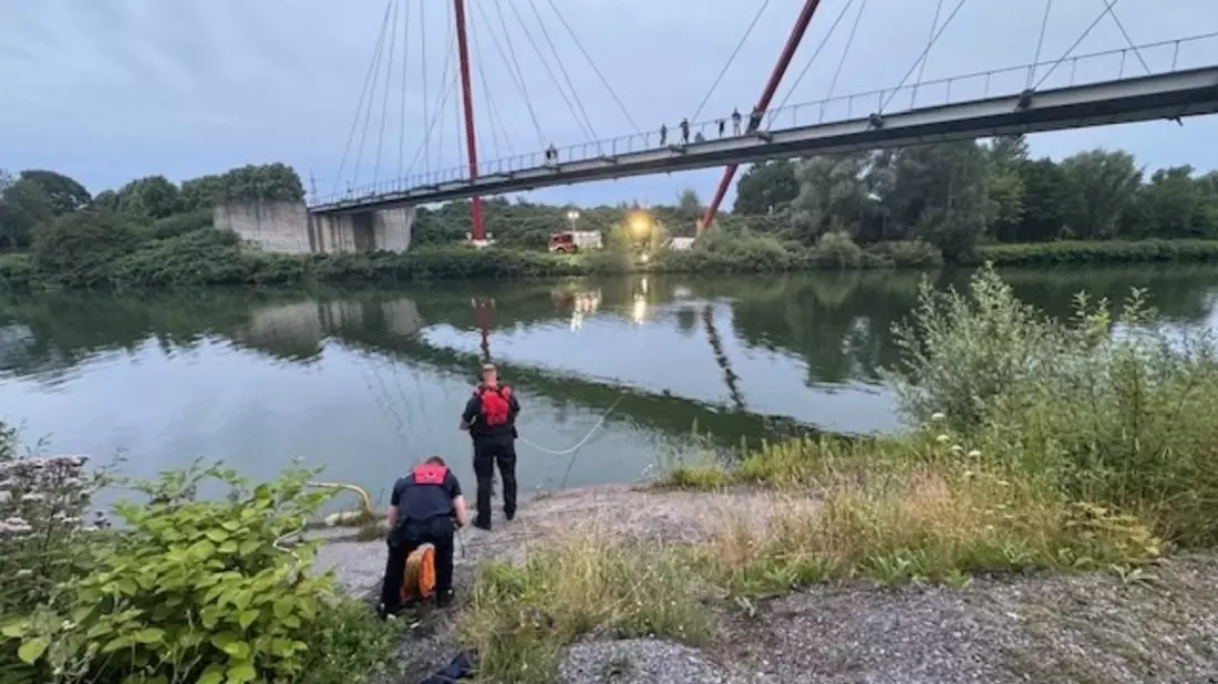 FW-GE: Abendliche Feuerwehrübung am Rhein-Herne-Kanal - Bild: presseportal.de