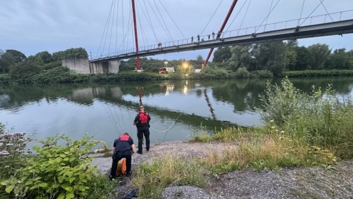 FW-GE: Abendliche Feuerwehrübung am Rhein-Herne-Kanal - Foto: presseportal.de