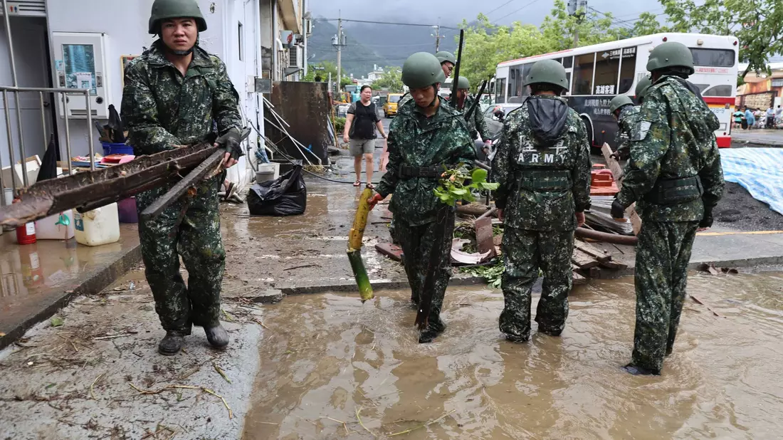 In Taiwan sind mindestens neun Personen im Zuge des Taifuns «Gaemi» gestorben. - Bild: Uncredited/Taiwan Ministry of National Defense/AP/dpa