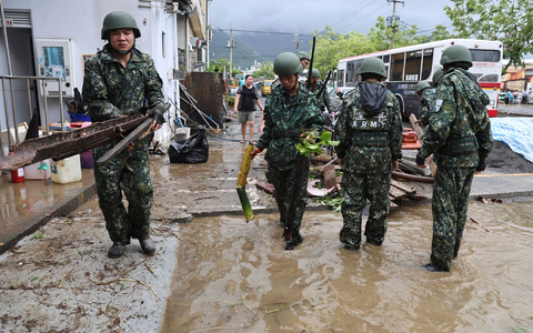 In Taiwan sind mindestens neun Personen im Zuge des Taifuns «Gaemi» gestorben. - Foto: Uncredited/Taiwan Ministry of National Defense/AP/dpa