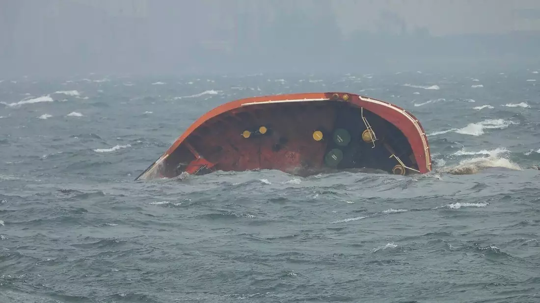 Der Öltanker «Terra Nova» war am Donnerstag in der Bucht von Manila. (Archivbild) - Bild: Uncredited/Philippine Coast Guard/AP/dpa