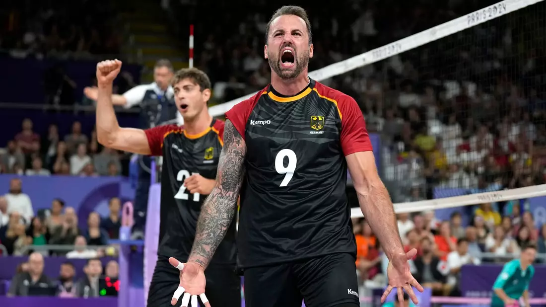 Deutschlands Volleyballer feiern einen wichtigen Sieg zum Olympia-Auftakt. - Bild: Alessandra Tarantino/AP/dpa