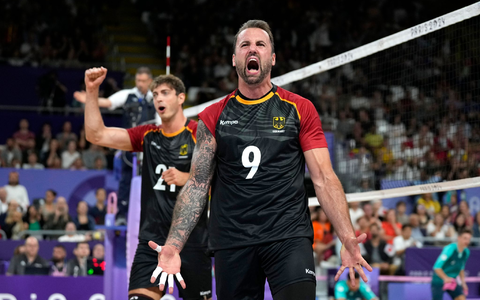 Deutschlands Volleyballer feiern einen wichtigen Sieg zum Olympia-Auftakt. - Foto: Alessandra Tarantino/AP/dpa