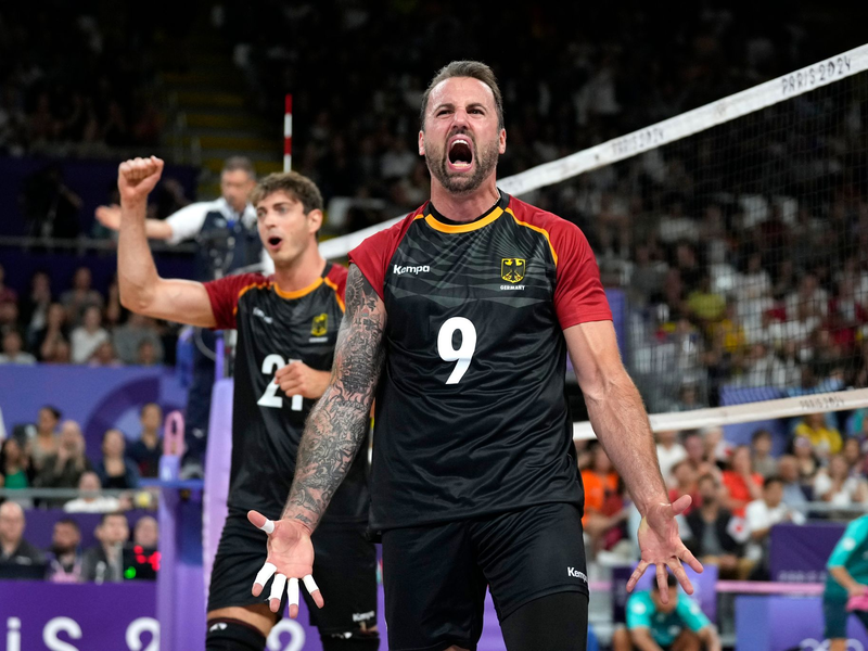 Deutschlands Volleyballer feiern einen wichtigen Sieg zum Olympia-Auftakt. - Foto: Alessandra Tarantino/AP/dpa