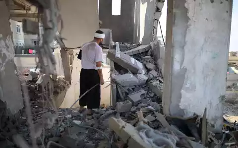 Ein israelischer Luftangriff tötete in Deir al-Balah palästinensischen Angaben zufolge Dutzende Menschen. (Archivbild) - Foto: Marwan Dawood/Xinhua/dpa