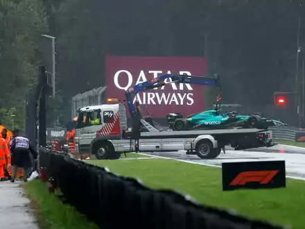 Das Formel-1-Getümmel kurz nach dem Start. - Foto: Geert Vanden Wijngaert/AP/dpa