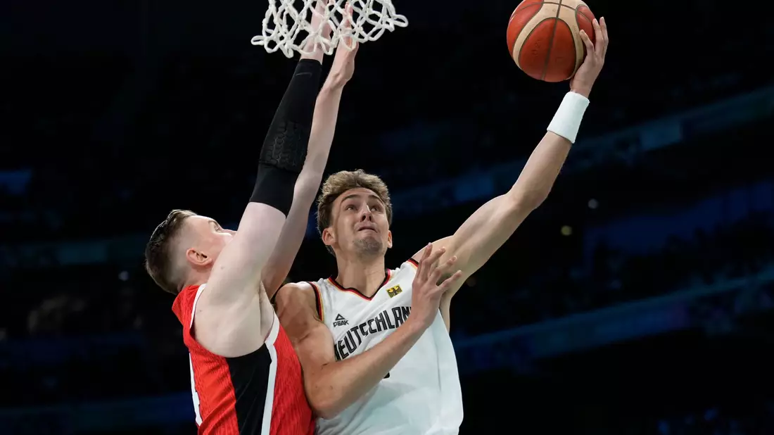 Deutschlands Basketballer starten mit Sieg in Olympia. - Bild: Mark J. Terrill/AP/dpa