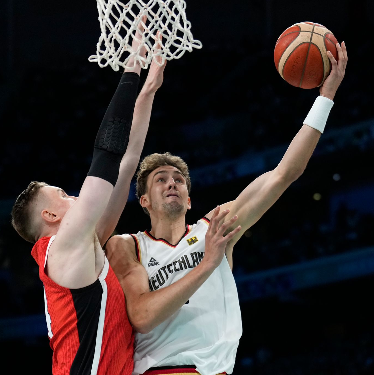 Deutschlands Basketballer starten mit Sieg in Olympia. - Foto: Mark J. Terrill/AP/dpa