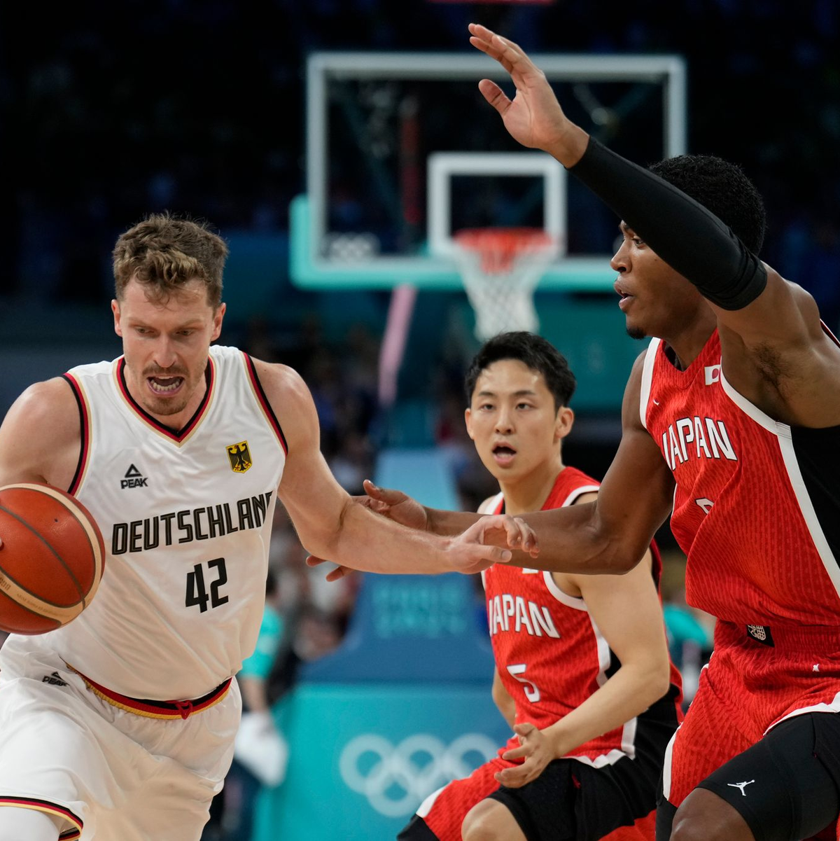 Deutschlands Basketballer starten mit Sieg in Olympia. - Foto: Mark J. Terrill/AP