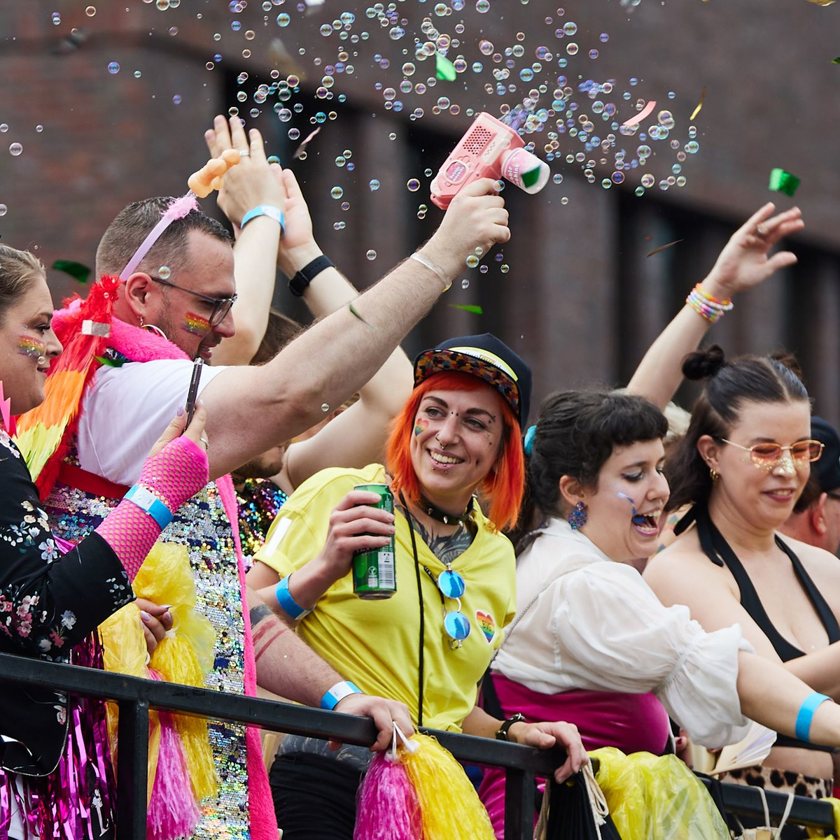 Trotz des Regens war die Stimmung beim CSD in Berlin gut. - Foto: Joerg Carstensen/dpa