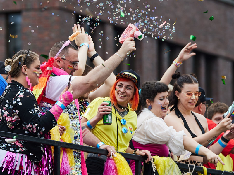 Die 75 Wagen und Dutzende Fußgruppen, die sich zu Lady Gagas «Born this way» in Bewegung gesetzt hatten, zogen bis zur Siegessäule.  - Foto: Joerg Carstensen/dpa
