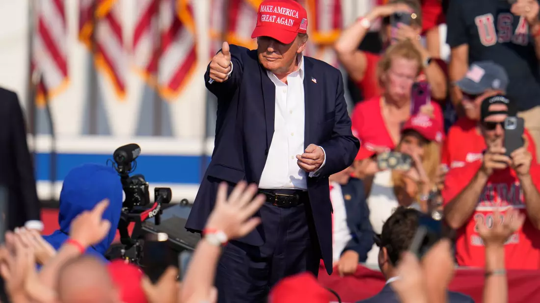Die Rede- und Versammlungsfreiheit dürfe von nichts und niemandem eingeschränkt werden, teilt Trump mit.  - Bild: Gene J. Puskar/AP/dpa