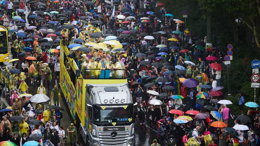 Die Veranstalter des CSD in Berlin appellieren an die Politik, den Schutz queerer Menschen ins Grundgesetz aufzunehmen.  - Bild: Jörg Carstensen/dpa