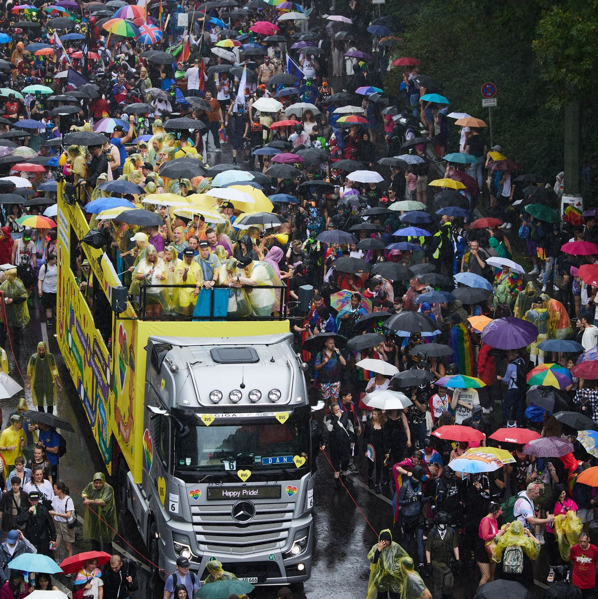 Die Veranstalter des CSD in Berlin appellieren an die Politik, den Schutz queerer Menschen ins Grundgesetz aufzunehmen.  - Foto: Jörg Carstensen/dpa