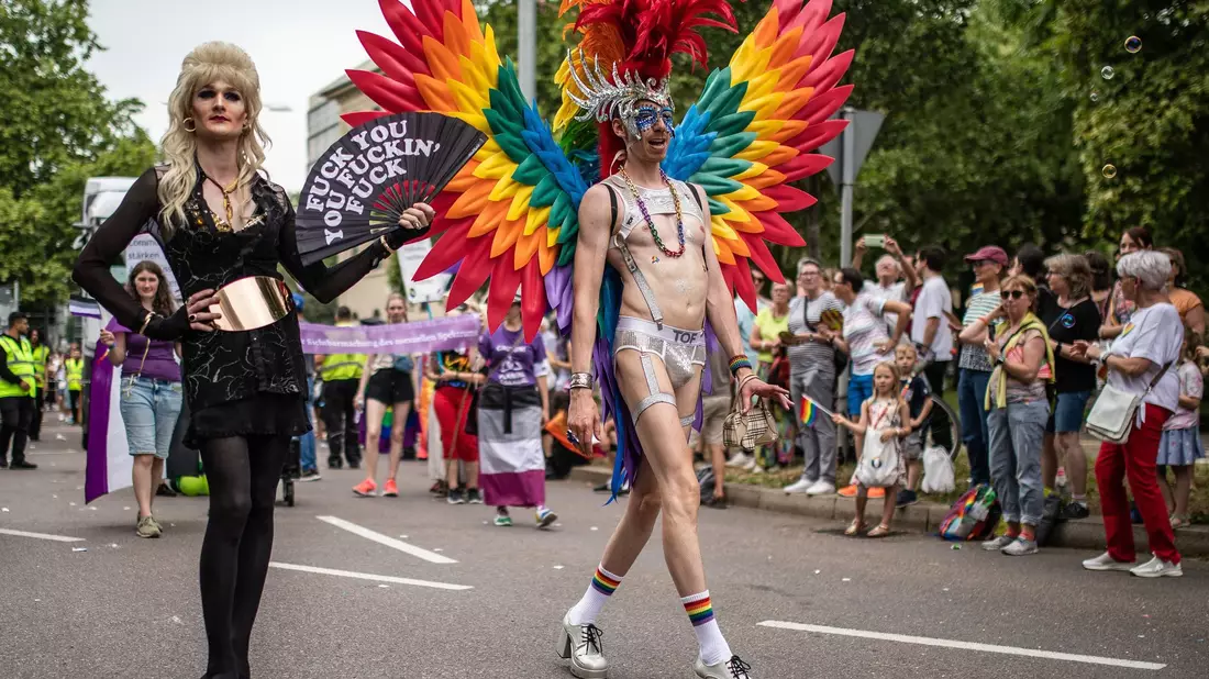 Viel Glitzer und Regenbogen waren auch beim CSD in Stuttgart zu sehen. - Bild: Christoph Schmidt/dpa