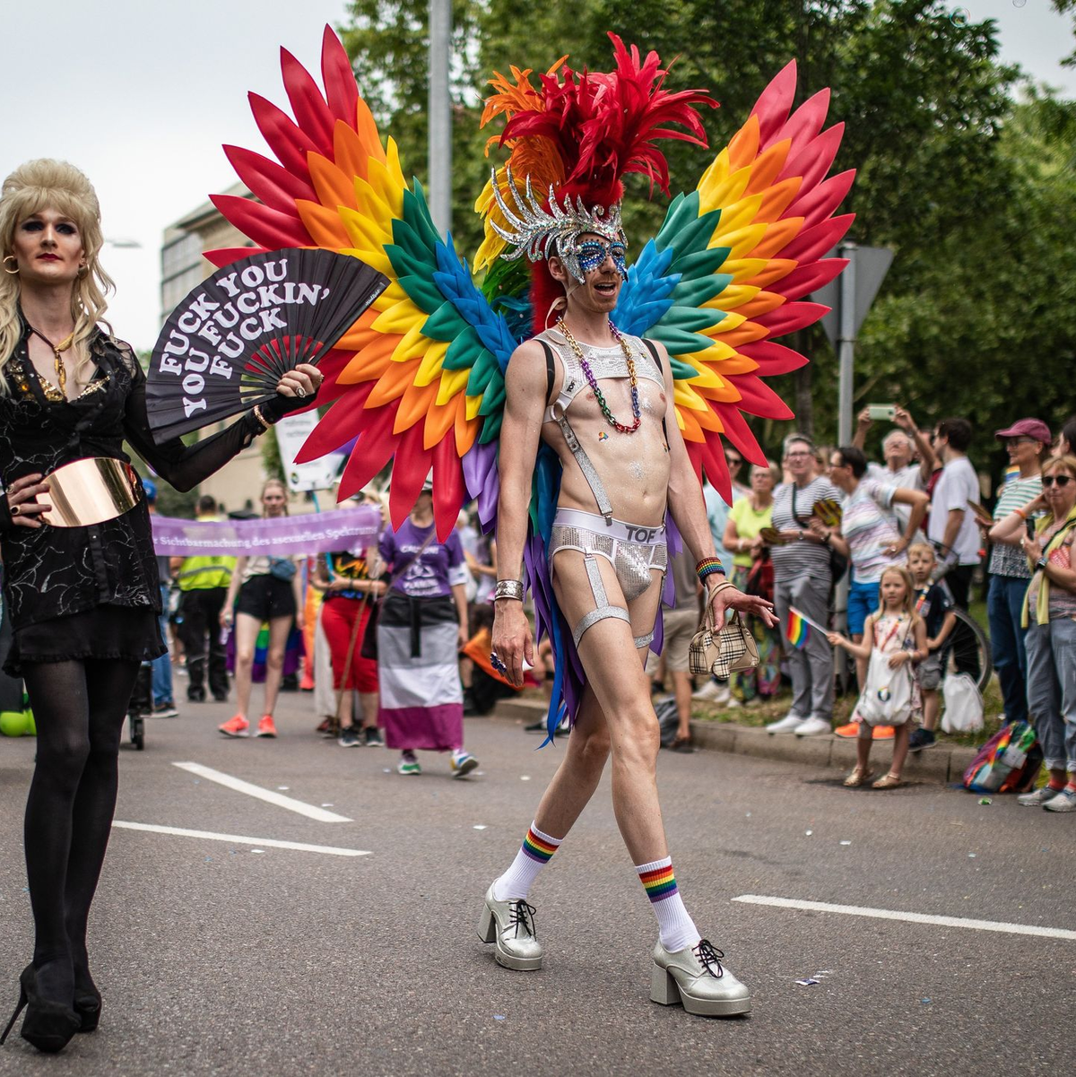 Viel Glitzer und Regenbogen waren auch beim CSD in Stuttgart zu sehen. - Foto: Christoph Schmidt/dpa