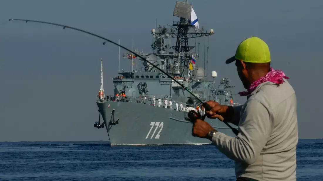 Ein russisches Militärschiff läuft in den Hafen von Havanna ein. - Bild: Ramon Espinosa/AP/dpa