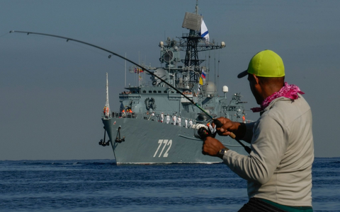 Ein russisches Militärschiff läuft in den Hafen von Havanna ein. - Foto: Ramon Espinosa/AP/dpa
