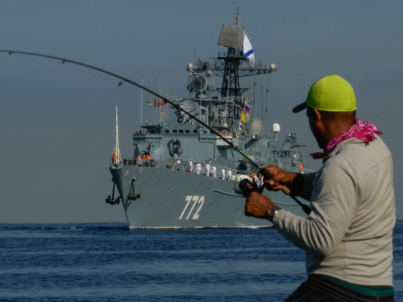 Ein russisches Militärschiff läuft in den Hafen von Havanna ein. - Foto: Ramon Espinosa/AP/dpa