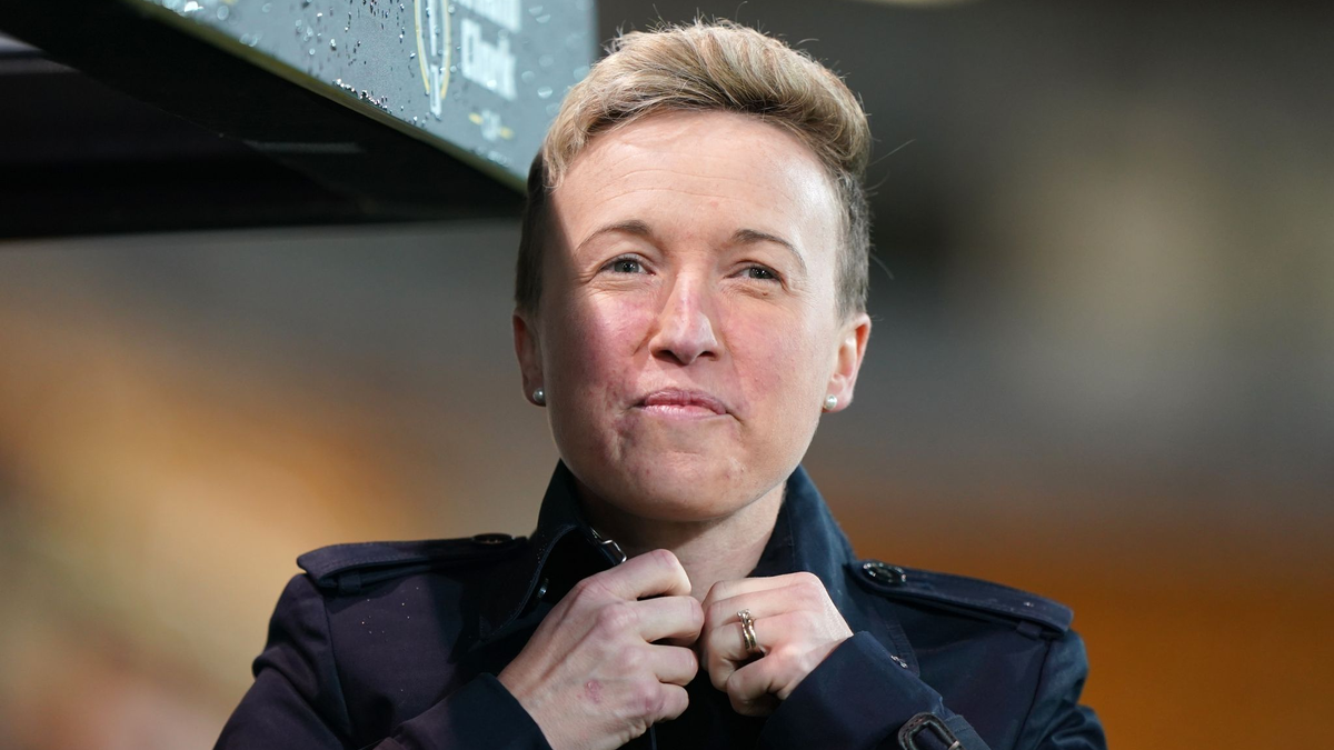 Harte FIFA-Strafe im Drohnen-Skandal: Sechs Punkte Abzug und ein Jahr Sperre für Trainerin Bev Priestman. - Foto: Joe Giddens/PA Wire/dpa