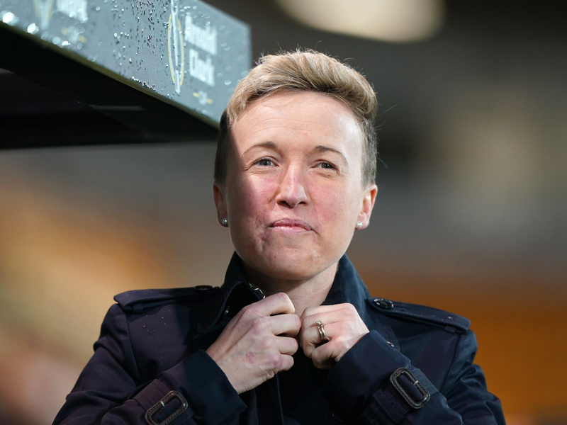 Harte FIFA-Strafe im Drohnen-Skandal: Sechs Punkte Abzug und ein Jahr Sperre für Trainerin Bev Priestman. - Foto: Joe Giddens/PA Wire/dpa