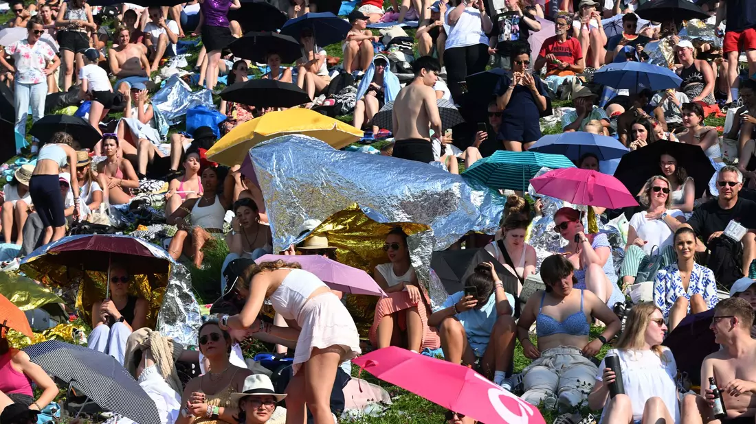 Möglichst nah an Taylor Swift herankommen - das ist der Wunsch vieler Fans beim vorletzten Deutschland-Konzert des Megastars in München. Schon Stunden vorher haben deshalb viele vor dem Olympiastadion kampiert. - Bild: Felix Hörhager/dpa