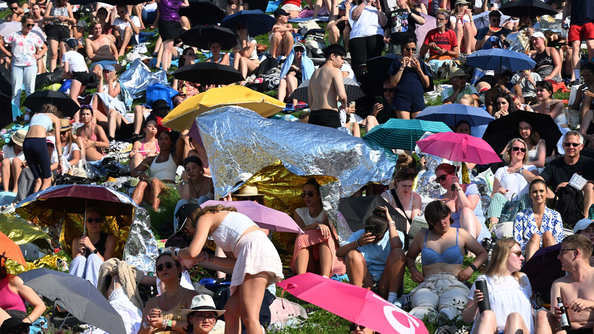 Möglichst nah an Taylor Swift herankommen - das ist der Wunsch vieler Fans beim vorletzten Deutschland-Konzert des Megastars in München. Schon Stunden vorher haben deshalb viele vor dem Olympiastadion kampiert. - Foto: Felix Hörhager/dpa
