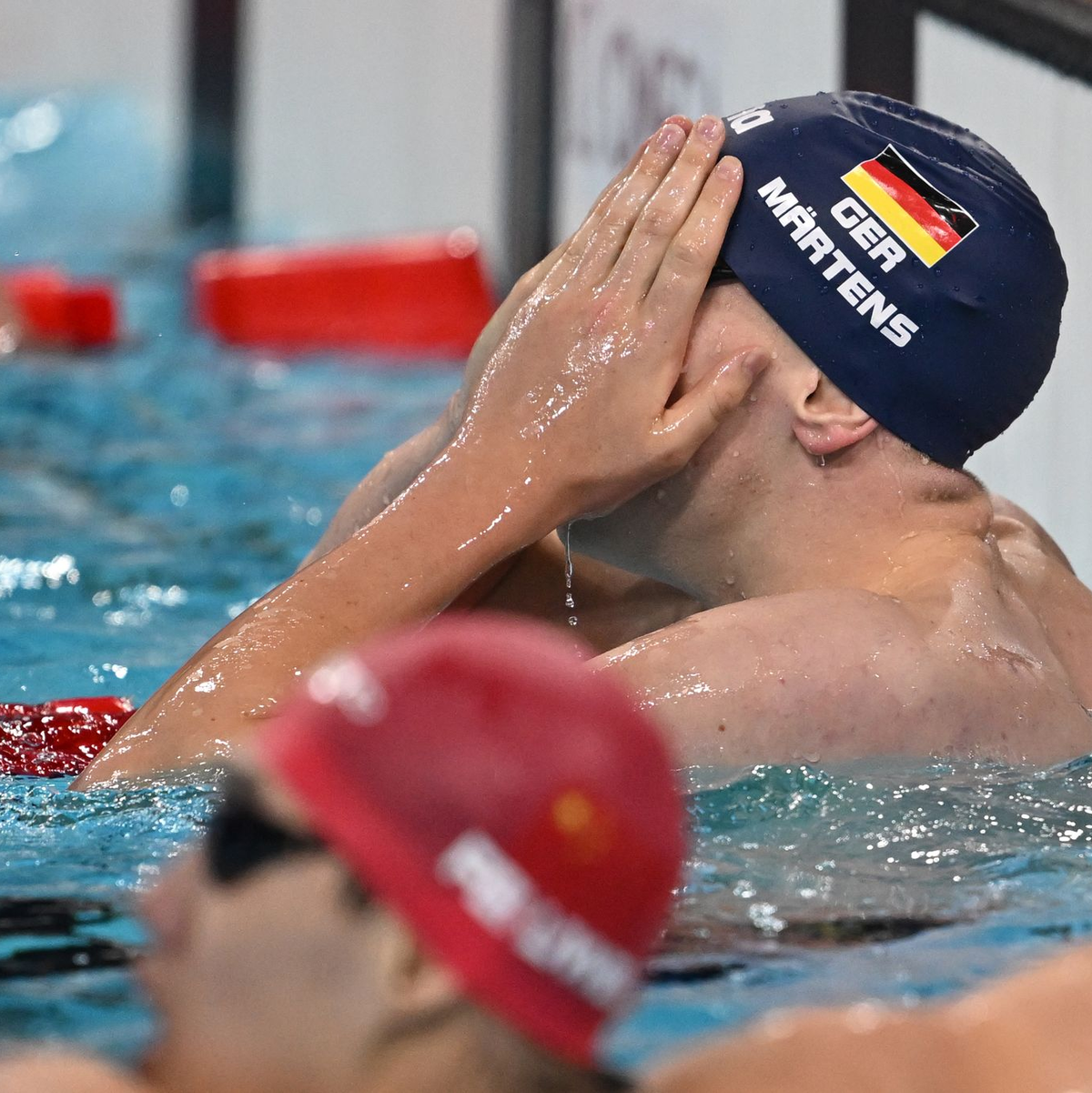 Lukas Märtens freut sich über seinen Olympiasieg - viel gefeiert hat er aber nicht. - Foto: Sven Hoppe/dpa