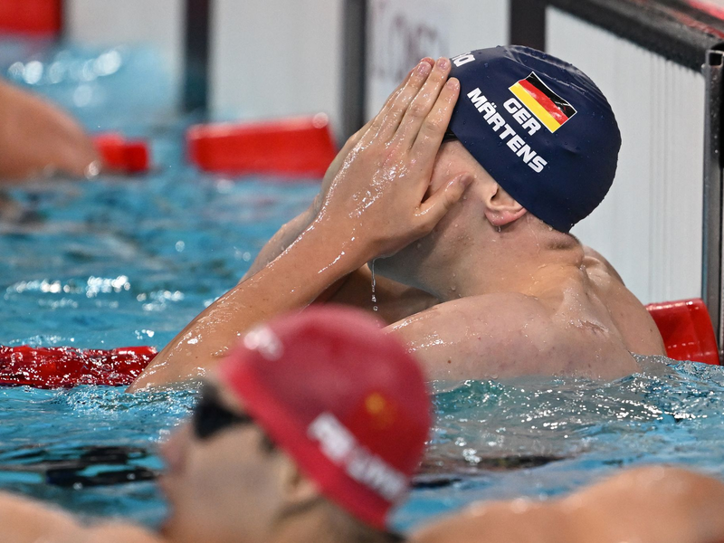 Lukas Märtens freut sich über seinen Olympiasieg - viel gefeiert hat er aber nicht. - Foto: Sven Hoppe/dpa