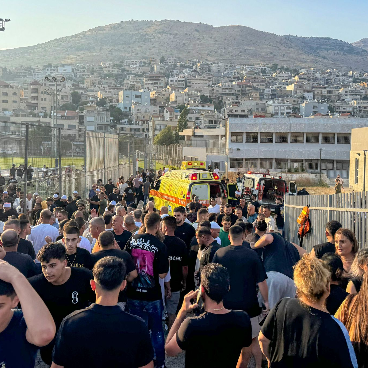 Der Raketenangriff hat viele Kinder und Jugendliche auf einem Fußballplatz getötet.  - Foto: Hassan Shams/AP/dpa
