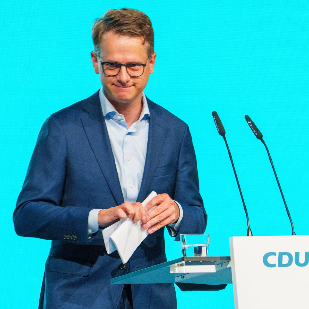 CDU-Generalsekretär Carsten Linnemann fordert, mutmaßlich arbeitsunwilligen Menschen die Grundsicherung zu streichen. (Archivbild) - Foto: Andreas Arnold/dpa