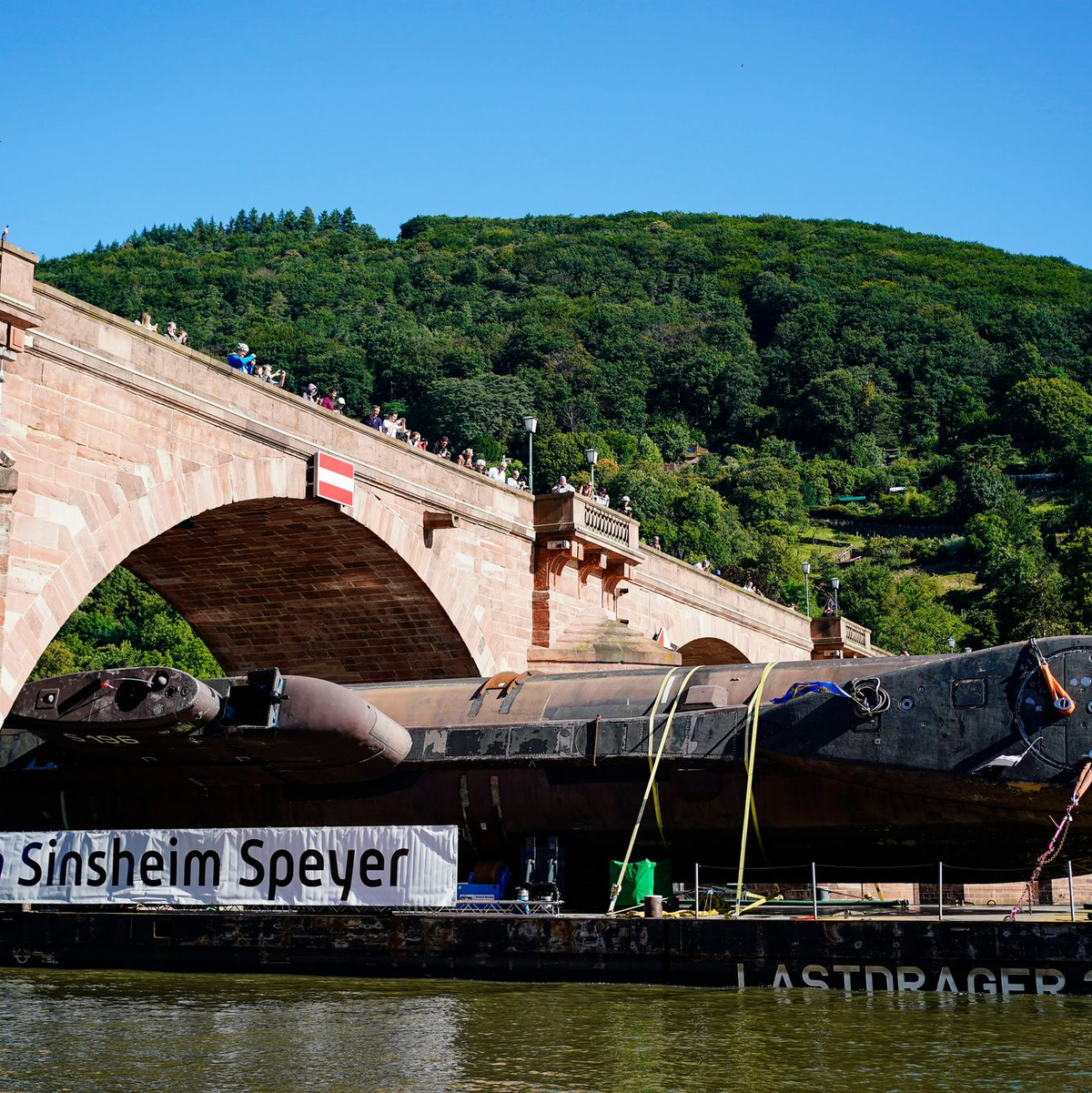 Mit größter Präzision wurde das U-Boot durch die niedrigen Bögen manövriert. - Foto: Uwe Anspach/dpa