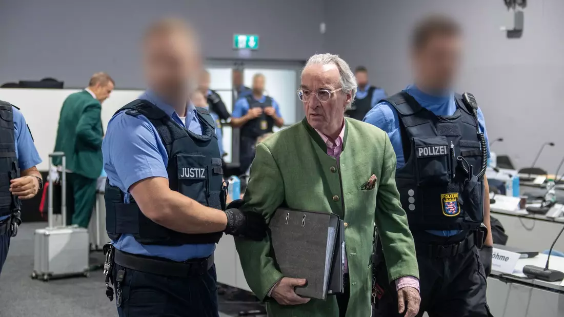 In Frankfurt steht Heinrich XIII. Prinz Reuß schon vor Gericht. Die Ermittlungen gegen mutmaßliche Unterstützer der «Reichsbürger»-Vereinigung um ihn dauern an. (Archivbild) - Bild: Helmut Fricke/dpa