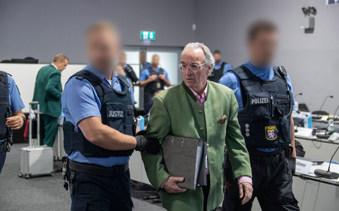 In Frankfurt steht Heinrich XIII. Prinz Reuß schon vor Gericht. Die Ermittlungen gegen mutmaßliche Unterstützer der «Reichsbürger»-Vereinigung um ihn dauern an. (Archivbild) - Foto: Helmut Fricke/dpa In Frankfurt steht Heinrich XIII. Prinz Reuß schon vor Gericht. Die Ermittlungen gegen mutmaßliche Unterstützer der «Reichsbürger»-Vereinigung um ihn dauern an. (Archivbild) - Foto: Helmut Fricke/dpa