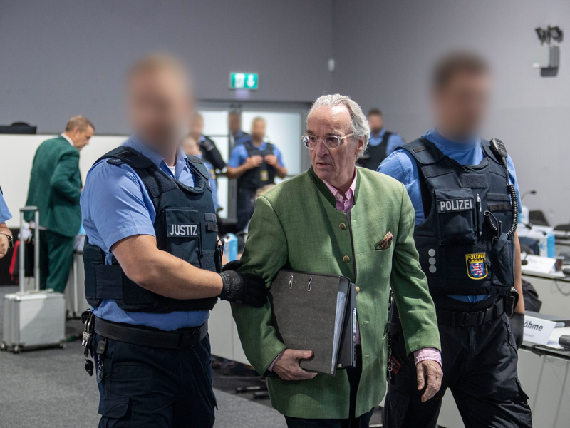 In Frankfurt steht Heinrich XIII. Prinz Reuß schon vor Gericht. Die Ermittlungen gegen mutmaßliche Unterstützer der «Reichsbürger»-Vereinigung um ihn dauern an. (Archivbild) - Foto: Helmut Fricke/dpa