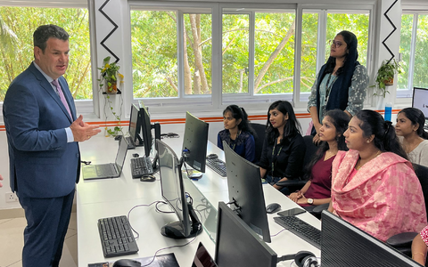 Das Auswärtige Amt hat im ersten Halbjahr dieses Jahres mehr als 80.000 Visa für Menschen ausgestellt, die in Deutschland arbeiten wollen. - Foto: Christophe Gateau/dpa