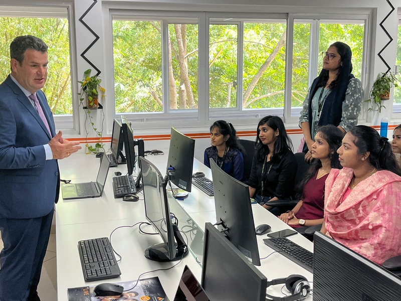 Das Auswärtige Amt hat im ersten Halbjahr dieses Jahres mehr als 80.000 Visa für Menschen ausgestellt, die in Deutschland arbeiten wollen. - Foto: Christophe Gateau/dpa